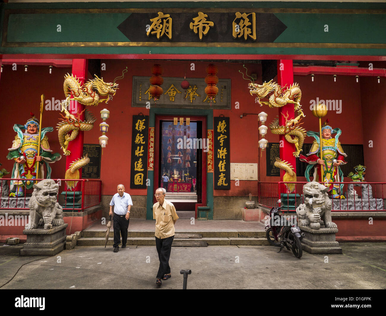 20. Dezember 2012 - Kuala Lumpur, Malaysia - Eingang der Sünde Sze Si Ya Tempel, auch bekannt als der Sze-Yah-Tempel in Kuala Lumpur, Malaysia. Die Sin Sze Si Ya-Tempel ist der Tempel von Yap Ah Loy, einer der chinesischen Gründer von Kuala Lumpur. Es ist nach Feng-Shui-Prinzipien erbaut und als solche ist nicht in Übereinstimmung mit anderen Gebäuden in der Nachbarschaft oder der Stadt-Raster. Es ist eines der ältesten chinesischen Tempel in Kuala Lumpur. (Bild Kredit: Jack Kurtz/ZUMAPRESS.com ©) Stockfoto