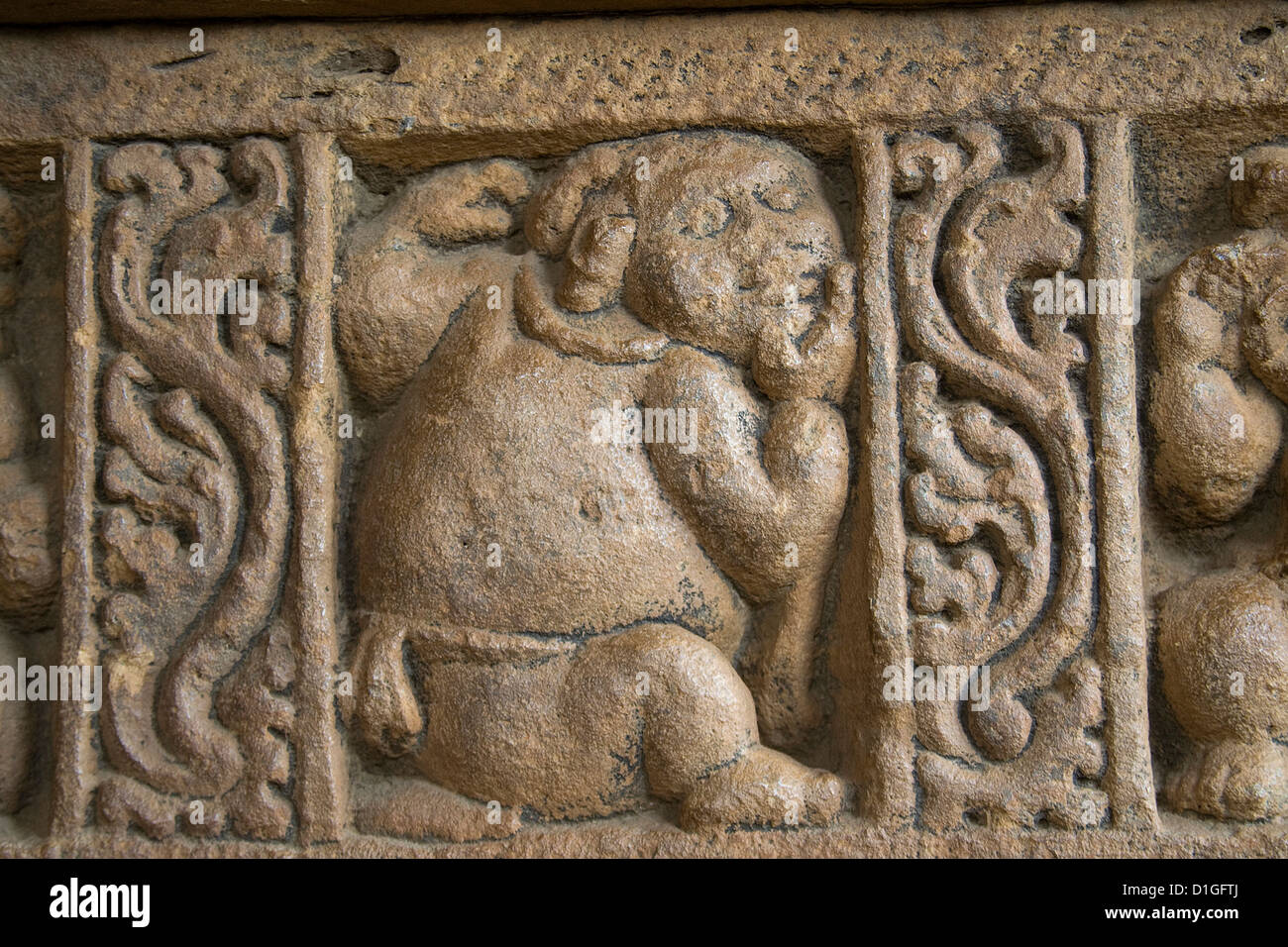 Bas-Relief von Clown in Stein bei Durga Tempel, Aihole, Distrikt Bagalkot, Karnataka, Indien, Asien Stockfoto