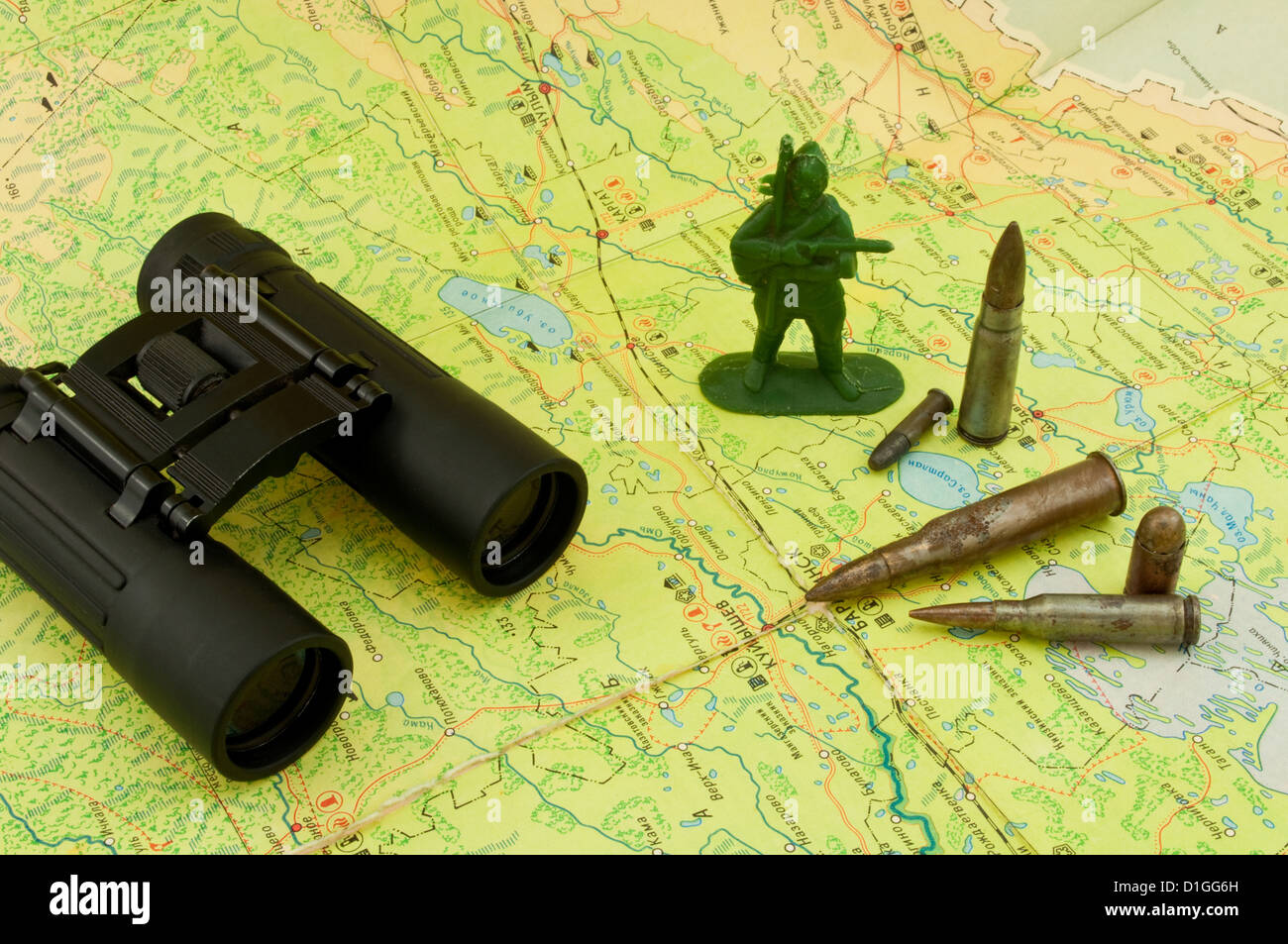 Schwarz Fernglas und Munition auf der Karte Stockfoto