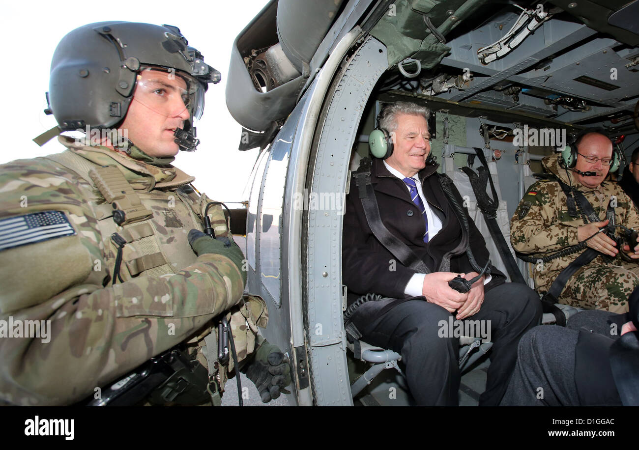 Bundespräsident Joachim Gauck sitzt in einem amerikanischen Hubschrauber neben German Major General Erich Pfeffer (R) in Mazar-i-Sharif, Afghanistan, 19. Dezember 2012. Foto: WOLFGANG KUMM Stockfoto