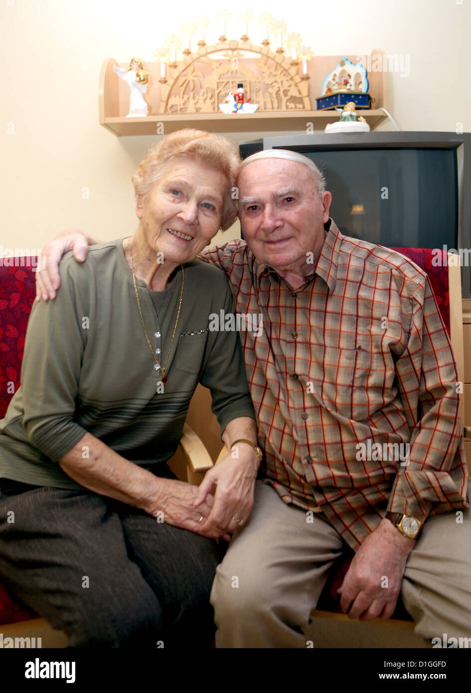 Heinz und Martha Fiedler sitzen in ihrem Zimmer Seniorenstift des ASB in Gera, Deutschland, 19. Dezember 2012. Das Ehepaar im Alter von 91 und 93 wird die seltene Platin Hochzeitstag feiern, am 23. Dezember 2012. Vor 70 Jahren am 23. Dezember 1942 heirateten sie in Zwickau. Foto: Bodo Schackow Stockfoto