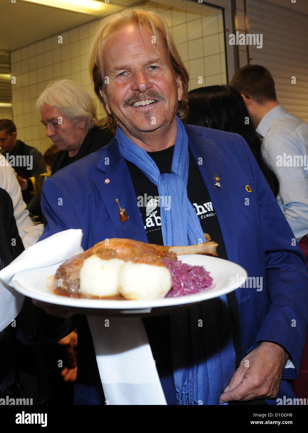 Sänger Frank Zander serviert gebratene Gans auf das traditionelle ...