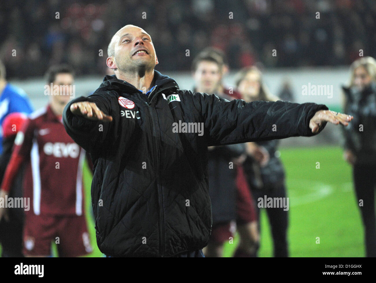 Offenbachs Trainer Arie van Lent feiert 2: 0-Sieg seines Teams nach der Runde der letzten 16 DFB-Pokal-Partie zwischen Kickers Offenbach und Fortuna Düsseldorf im Sparda-Bank-Hessen-Stadion in Offenbach, Deutschland, 18. Dezember 2012. Foto: Arne Dedert Stockfoto