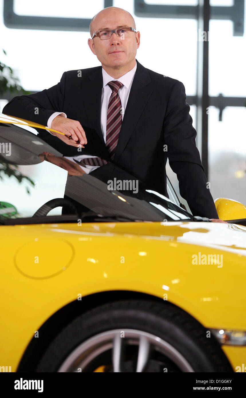Head of Sales und Markt des Sportwagenherstellers Porsche AG, Bernhard Maier, posiert mit einem Porsche Cayman im Porsche Museum in Stuttgart, Deutschland, 18. Dezember 2012. Foto: Bernd Weissbrod Stockfoto