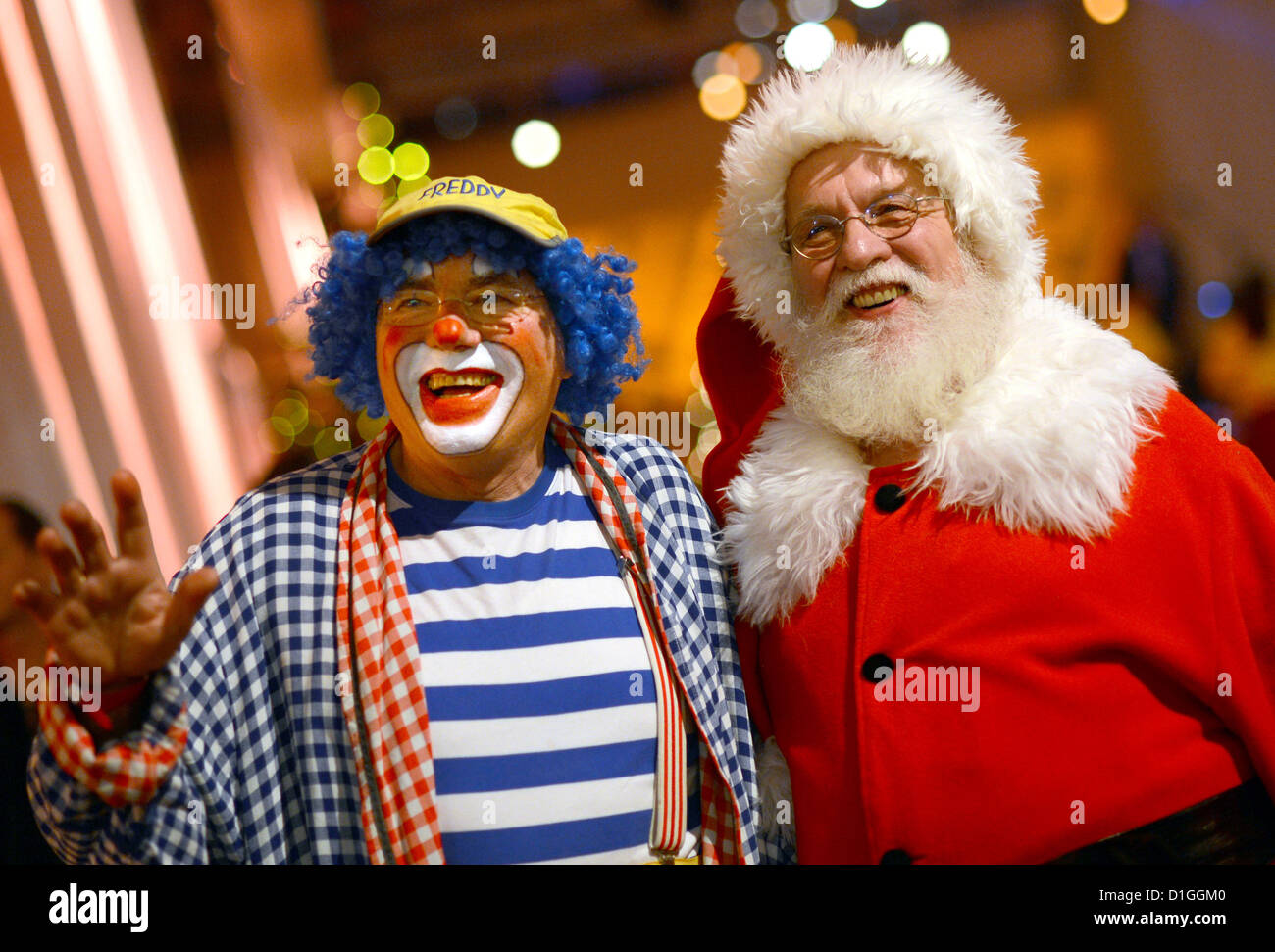 Zwei Männer gekleidet als Clown und als Santa Claus bieten Emtertainment an das traditionelle Weihnachtsessen für Obdachlose im Hotel Estrel in Berlin-Neukölln, Deutschland, 19. Dezember 2012. Das Weihnachtsessen wurde von Frank Zander, gemeinnütziger Verein Diakonisches Werk und Hotel Estrel seit 18 Jahren organisiert. Foto: BRITTA PEDERSEN Stockfoto