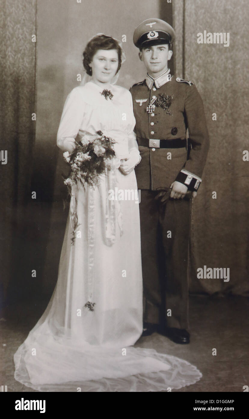 Die Hochzeitsfoto zeigt Heinz (R) und Martha Fiedler am Tag ihrer Hochzeit am 23. Dezember 1942 übernommen. Das Ehepaar im Alter von 91 und 93 wird die seltene Platin Hochzeitstag feiern, am 23. Dezember 2012. Vor 70 Jahren am 23. Dezember 1942 heirateten sie in Zwickau. Foto: Bodo Schackow Stockfoto