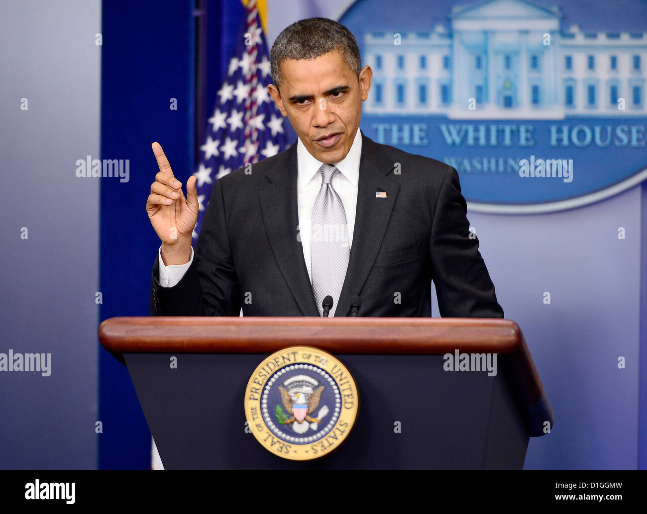 US-Präsident Barack Obama Fragen des Reporters nach macht eine Aussage über, wie seine Regierung eine Waffen-Control-Richtlinie im Zuge der Newtown Tragödie in Brady Press Briefing Room auf Mittwoch, 19. Dezember 2012 verfolgt wird. . Bildnachweis: Ron Sachs / CNP Stockfoto US-Präsident Barack Obama Fragen des Reporters nach macht eine Aussage über, wie seine Regierung eine Waffen-Control-Richtlinie im Zuge der Newtown Tragödie in Brady Press Briefing Room auf Mittwoch, 19. Dezember 2012 verfolgt wird. . Bildnachweis: Ron Sachs / CNP Stockfoto