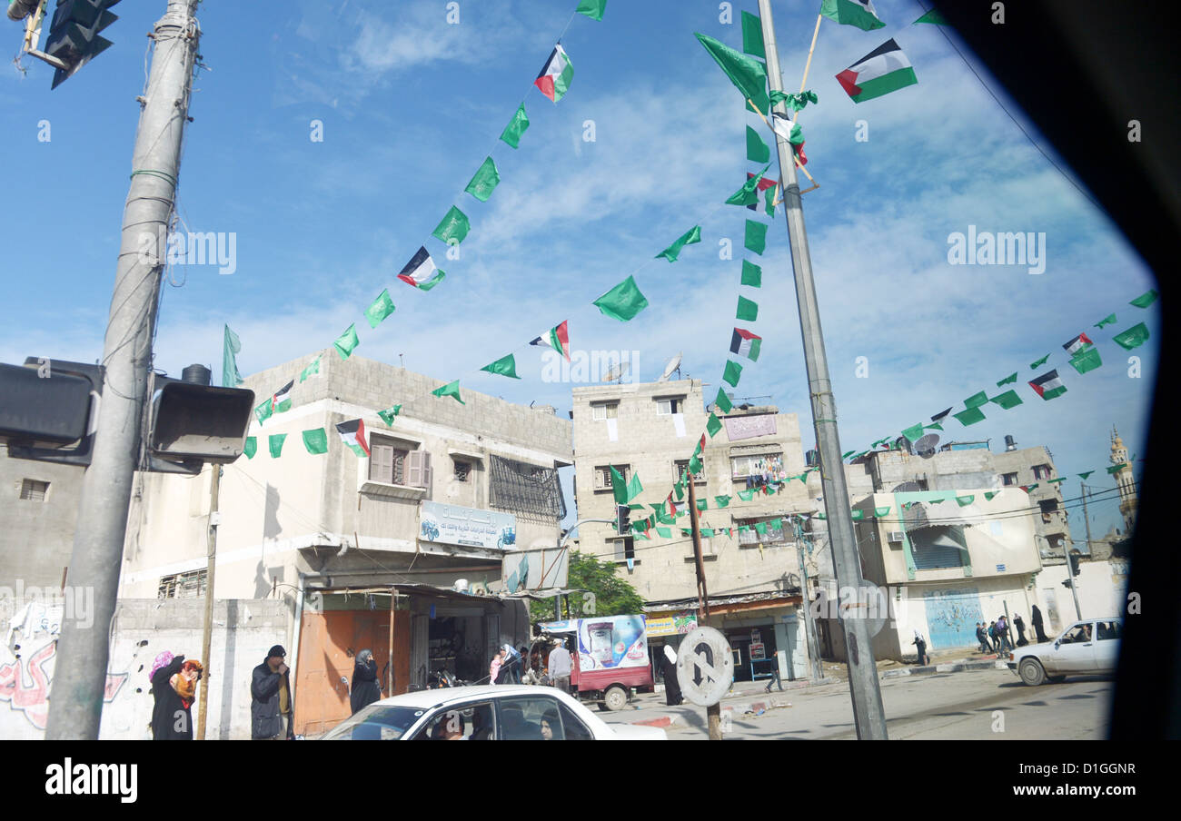 Flaggen der islamistischen Gruppe Hamas und der palästinensischen Autonomiegebiete Herrschaft auf den Straßen in Gaza-Stadt, Palästinensische Autonomiegebiete, 9. Dezember 2012. Hamas feiert sein 25-jähriges Jubiläum am 8. Dezember 2012. Foto: Rainer Jensen Stockfoto