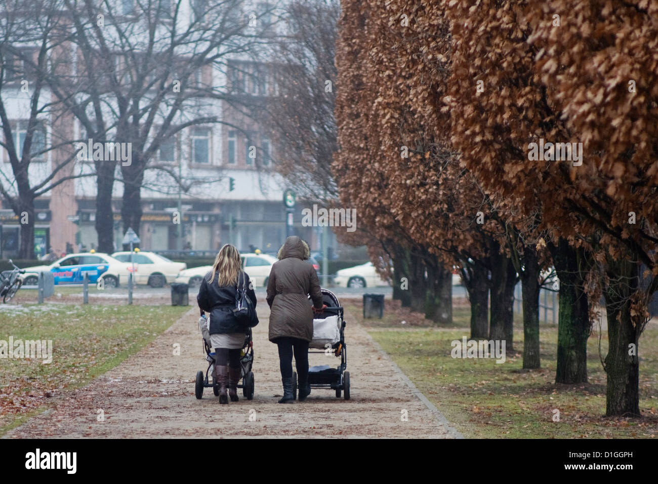 Zwei Frauen schieben Kinderwagen in das graue Winterwetter in Berlin-Kreuzberg, Deutschland, 19. Dezember 2012. Foto: Inga Kjer Stockfoto