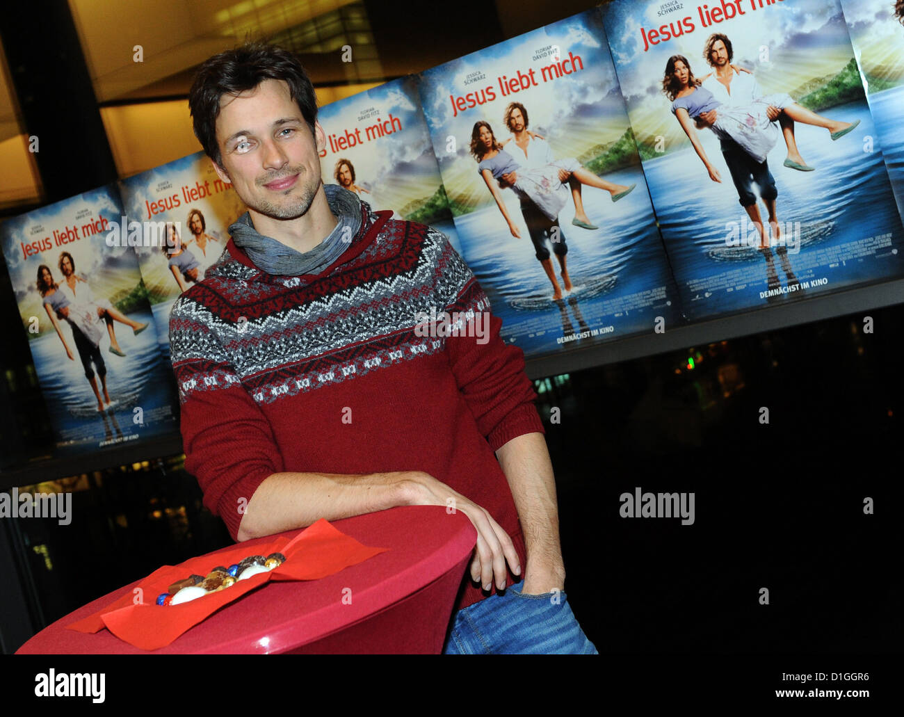 Schauspieler Florian David Fitz steht vor einer Vorführung seines Films "Jesus Liebt mich" ("Jesus liebt mich") in Berlin, Deutschland, 19. Dezember 2012. Der Film beginnt morgen in den Kinos. Foto: Britta Pedersen Stockfoto