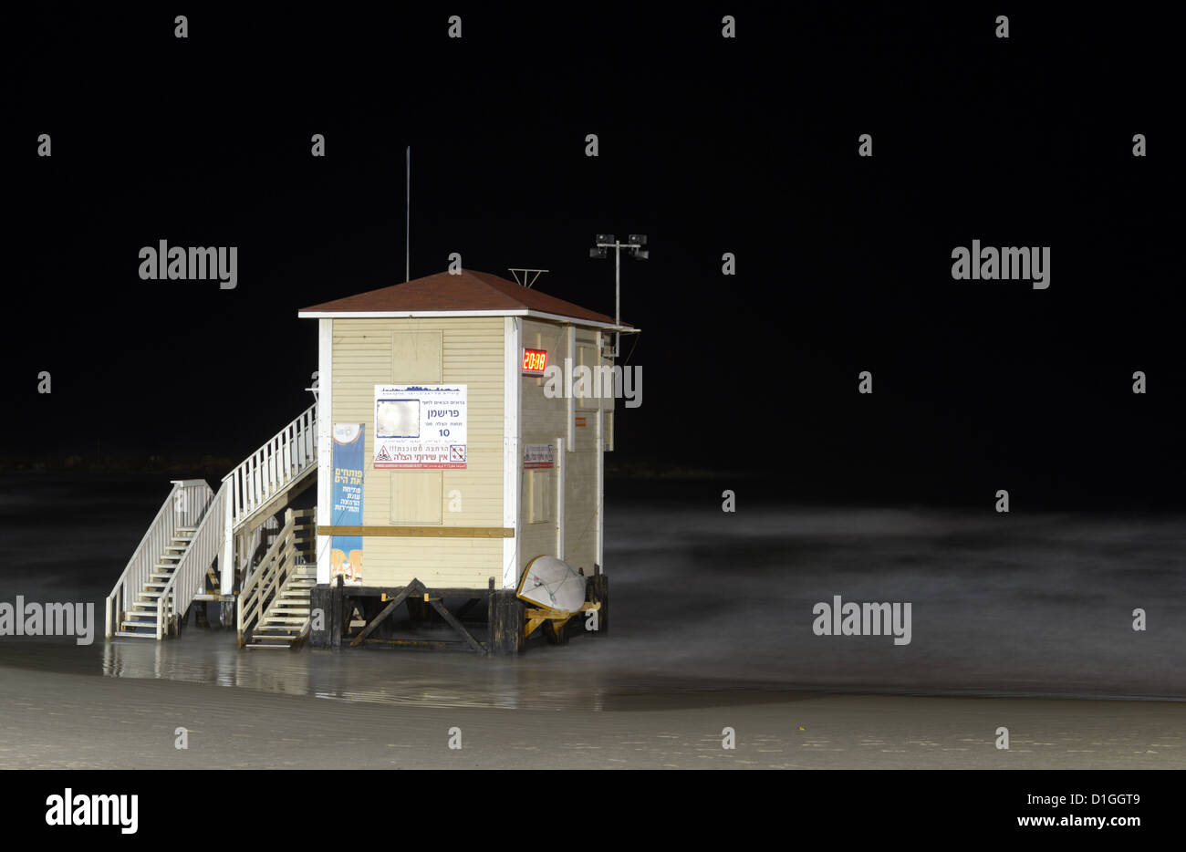 Flut Wasser umgibt eine Strandhütte Rettungsschwimmer am Strand von Tel Aviv, Israel, 7. Dezember 2012. Foto: Rainer Jensen Stockfoto