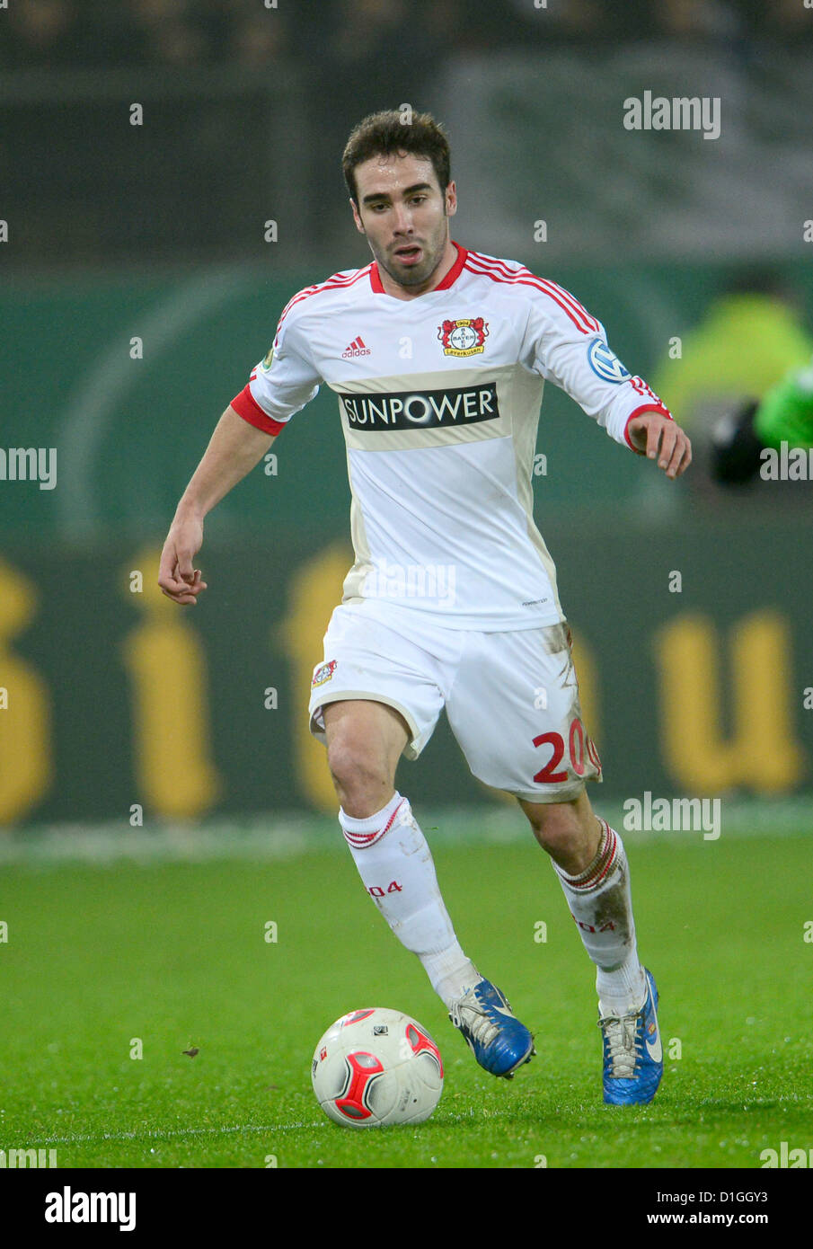 Leverkusens Daniel Carvajal spielt den Ball während des DFB-Pokal-Fußball-Spiels zwischen dem VfL Wolfsburg und Bayer Leverkusen in der Volkswagen Arena in Wolfsburg, Deutschland, 19. Dezember 2012. Foto: Peter Steffen Stockfoto