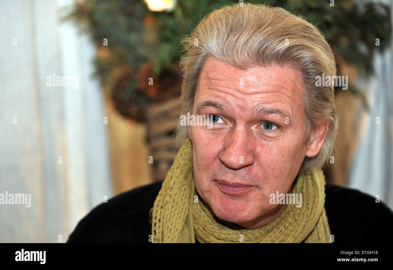 Irischer Sanger Und Komponist Johnny Logan Sitzt In Das Haus Am