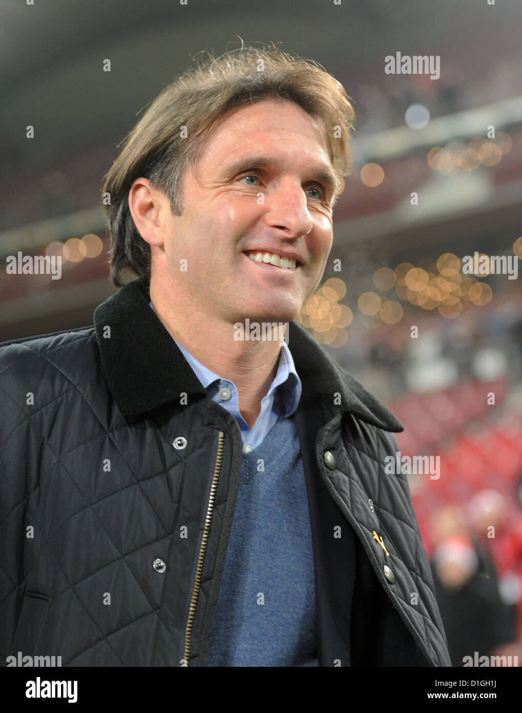 Stuttgarts Trainer Bruno Labbadia Lächeln vor den DFB-Pokal Fußball zwischen VfB Stuttgart und 1. FC Köln in der Mercedes-Benz Arena in Stuttgart, Deutschland, 19. Dezember 2012 entsprechen. Foto: Bernd Weissbrod Stockfoto