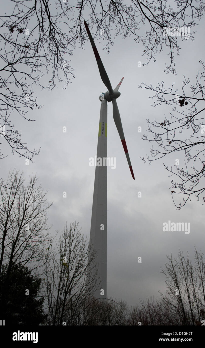 Der weltweit erste hölzerne Turm einer Windkraftanlage ist in Garbsen bei Hannover, Deutschland, 20. Dezember 2012 eröffnet worden. Das Holz des Turmes ist mit einer Kunststofffolie beschichtet. Foto: JOCHEN LUEBKE Stockfoto