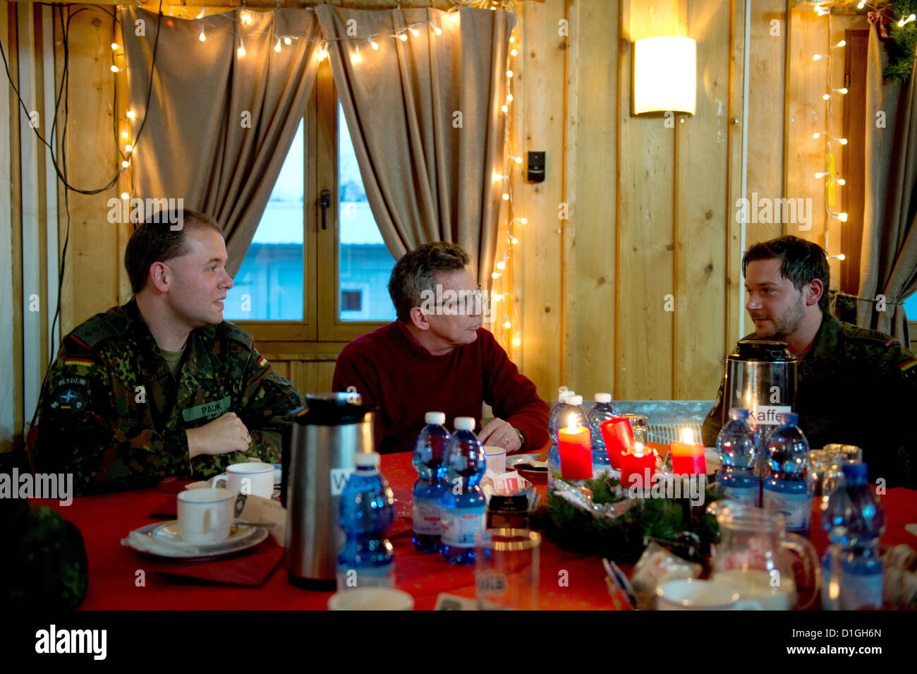 German Defence Minister Thomas de Maizière (C) spricht mit Soldaten im KFOR-Hauptquartier in Pristina, Kosovo, 20. Dezember 2012. Der Minister besucht KFOR-Soldaten im Kosovo. Foto: AXEL SCHMIDT Stockfoto