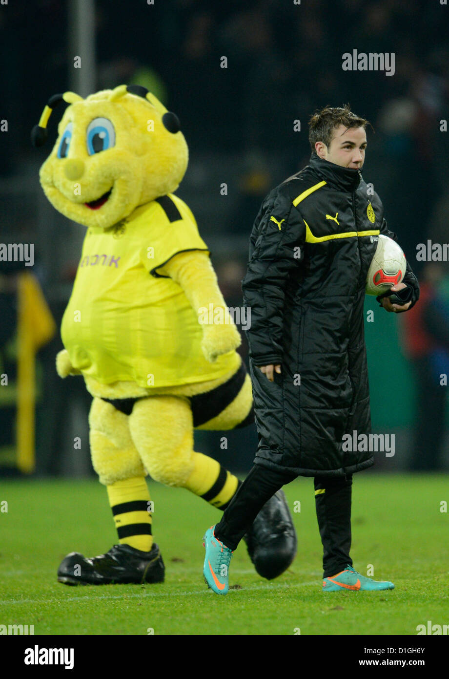 Dortmunds Mario Goetze hält den Spielball neben Maskottchen Emma nach den DFB-Pokal-Runde der sechzehn Match zwischen Borussia Dortmund und Hannover 96 am Signal Iduna Park in Dortmund, Dortmund, 19. Dezember 2012. Foto: Bernd Thissen Stockfoto