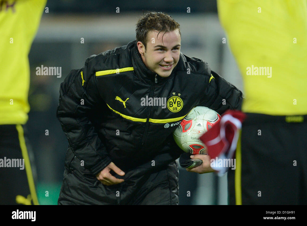 Dortmunds Mario Goetze den Spielball verbirgt sich hinter seinem Rücken nach den DFB-Pokal-Runde der sechzehn Match zwischen Borussia Dortmund und Hannover 96 am Signal Iduna Park in Dortmund, Dortmund, 19. Dezember 2012. Foto: Bernd Thissen Stockfoto