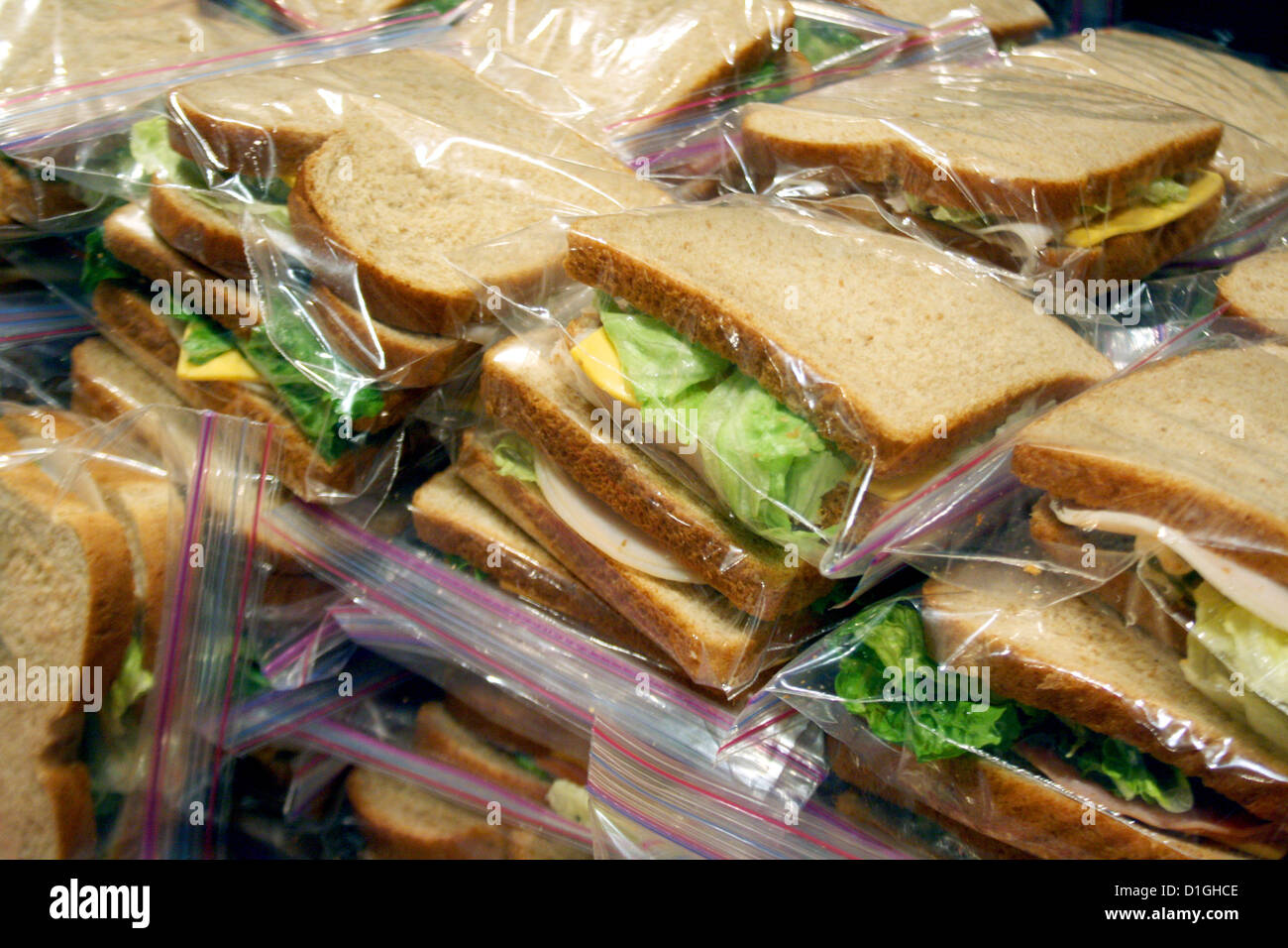 Sandwiches für Obdachlose wurden in einer Kirche in Chelsea/Manhattan, New York, USA, 12. Dezember 2012 vorbereitet. Erin Dinan, Gründer der Hilfsorganisation "Ein Sandwich zu einem Zeitpunkt", die kümmert sich um die Obdachlosen in Manhattan, die Maßnahmen gefordert. Foto: Christina Horsten Stockfoto