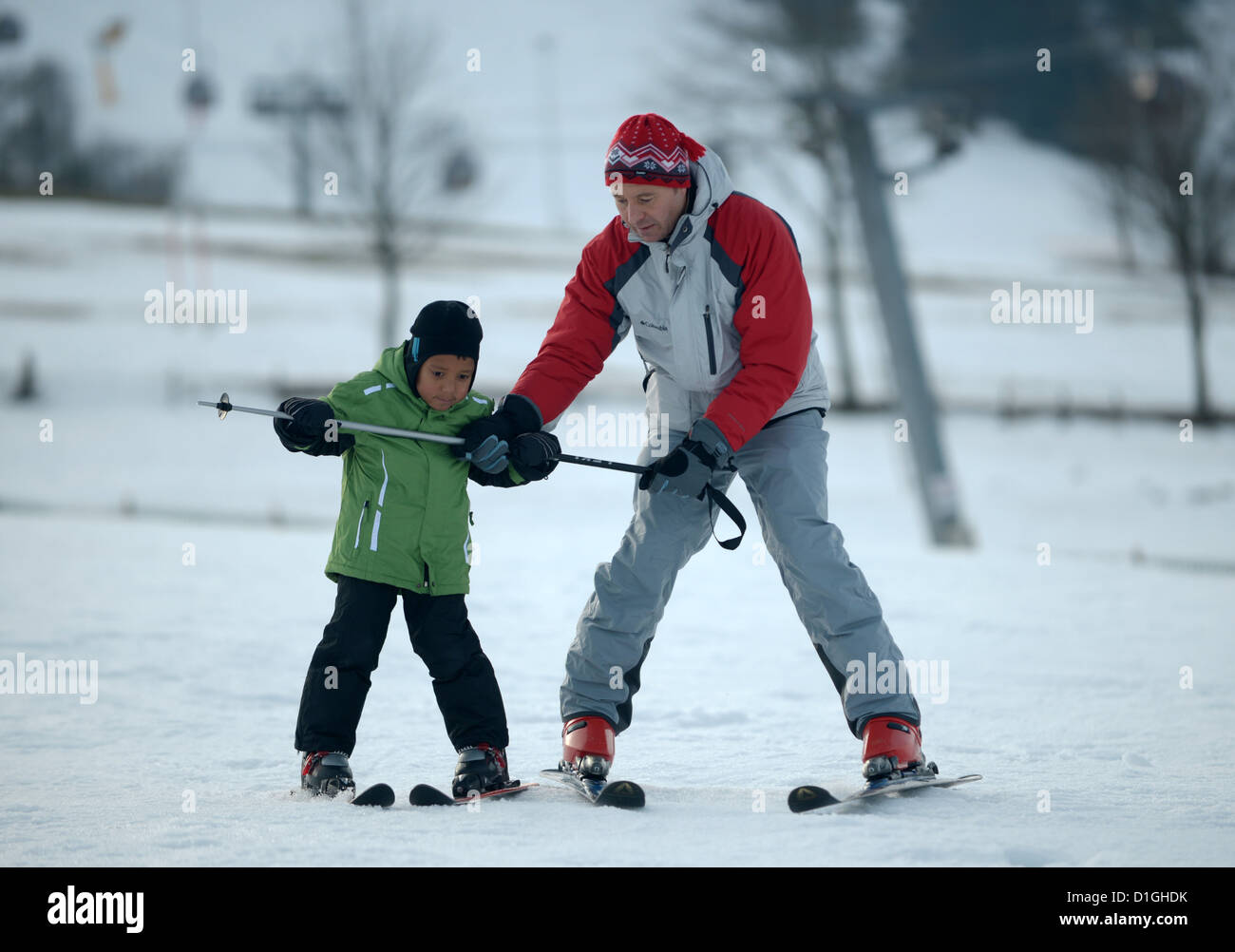 Ein Vater und sein Sohn Ski in Willingen, Deutschland, 20. Dezember 2012. Foto: UWE ZUCCHI Stockfoto