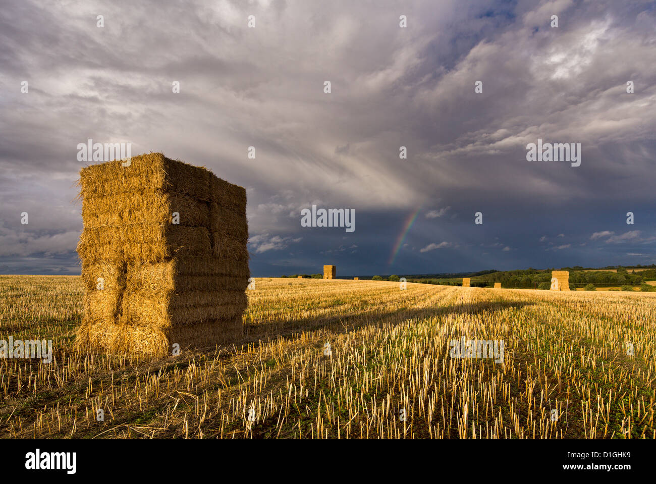 Regenbogen und stürmischen Wolken über Heu Ballen, Braham, West Yorkshire, Yorkshire, England, Vereinigtes Königreich, Europa Stockfoto