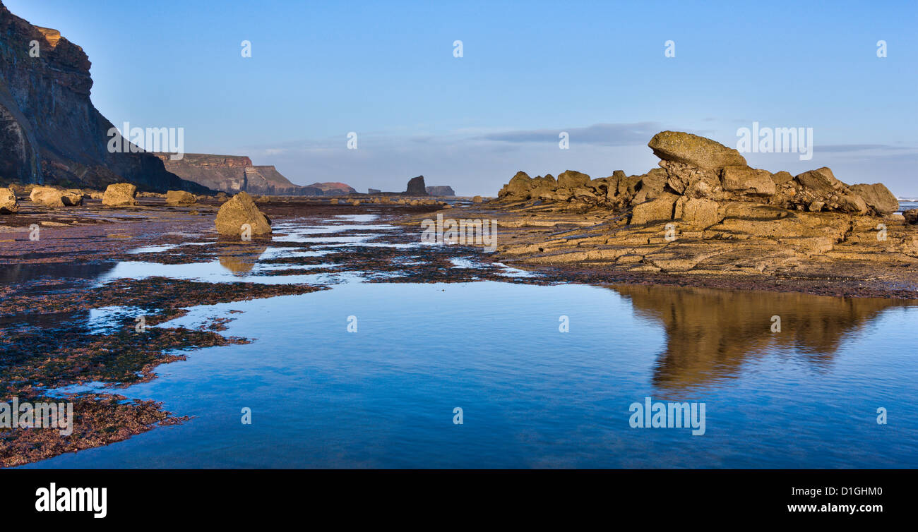 Felsformationen an der gegen Bucht, mit schwarzen Nab und gegen Nab in der Ferne, North Yorkshire, Yorkshire, England Stockfoto