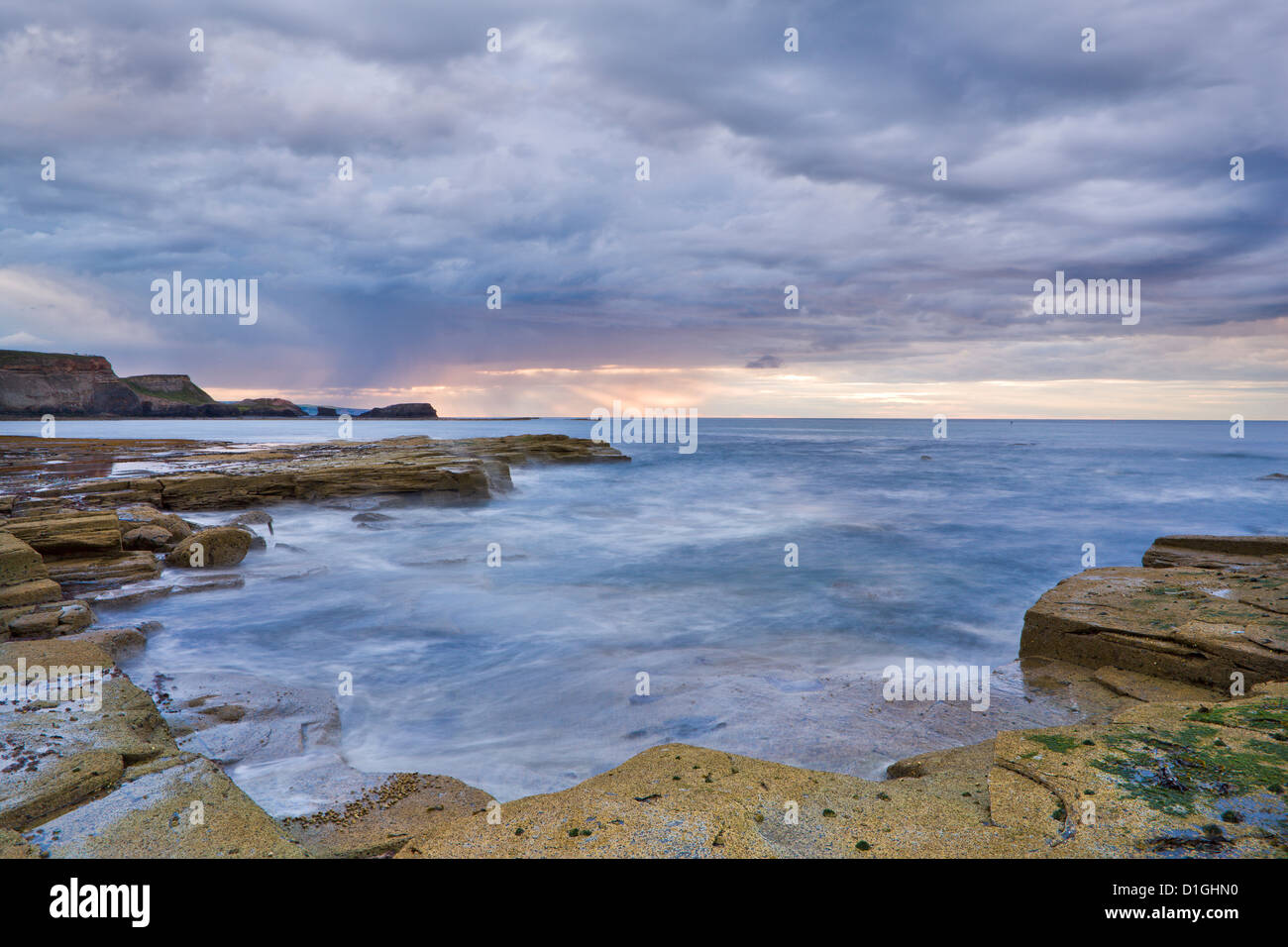 Ein regnerisch Abend bei Ebbe in gegen Bay, North Yorkshire, Yorkshire, England, Vereinigtes Königreich, Europa Stockfoto