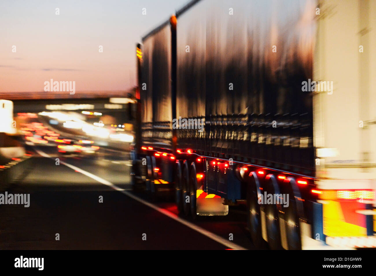 LKW an stark befahrenen Autobahn Stockfoto