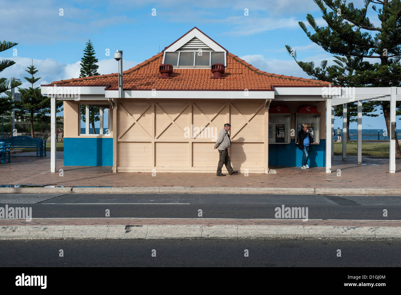 Der Spaziergang am Meer entlang in den östlichen Vororten von Sydney besticht mit toller Aussicht auf die Strände und die Tasmanische See. Stockfoto
