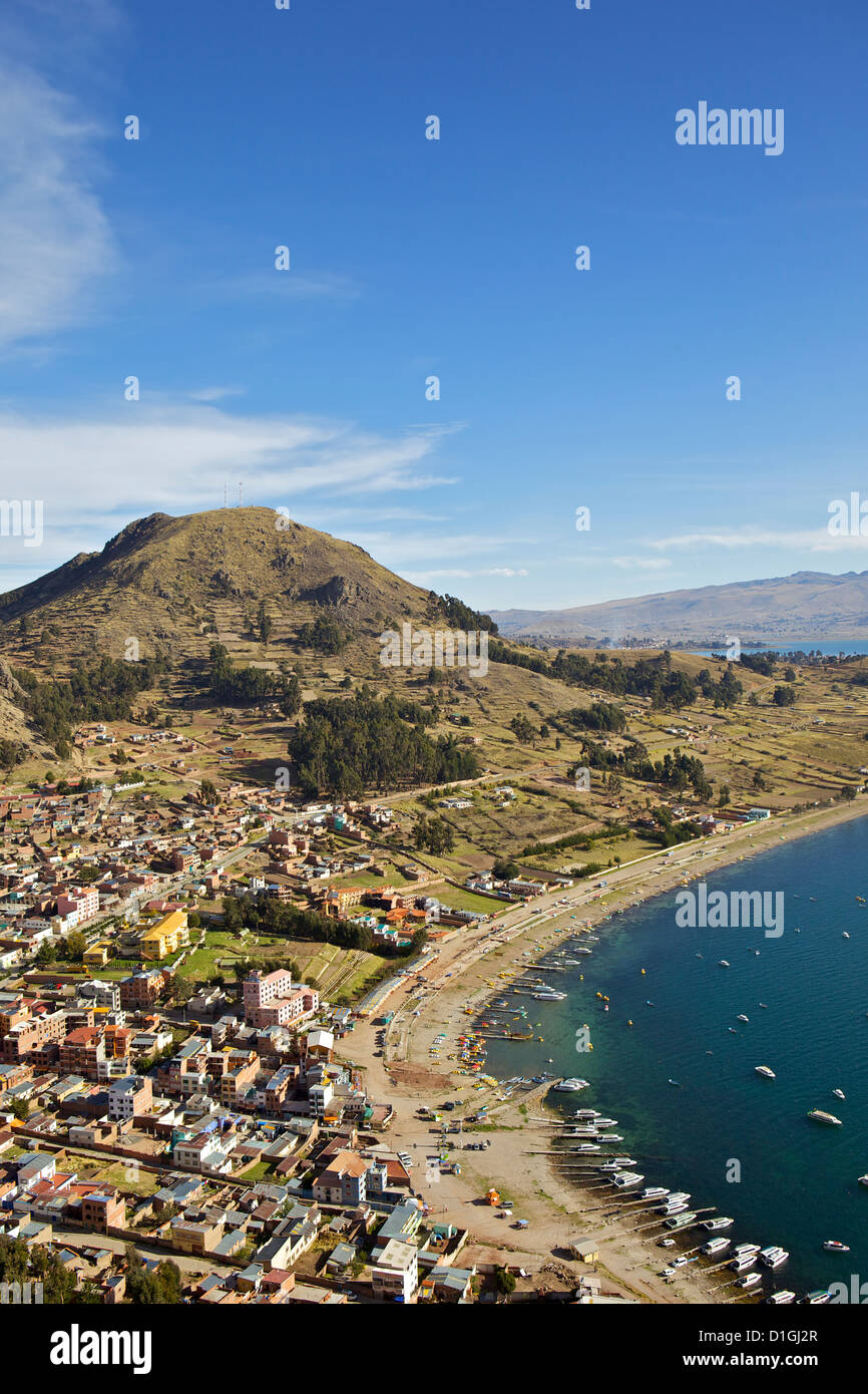 Blick auf Copacabana und Titicaca-See aus Cerro Calvario, Copacabana, La Paz Department, Bolivien, Südamerika Stockfoto