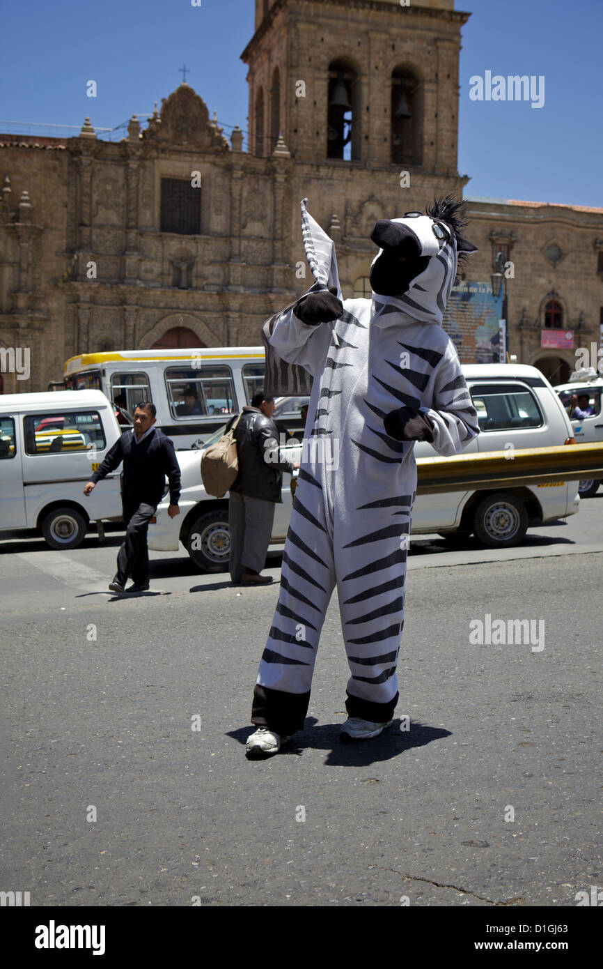 Bolivianische Verkehr Zebras hilft Ihnen sicher die Straße überqueren La Paz, Bolivien, Südamerika Stockfoto