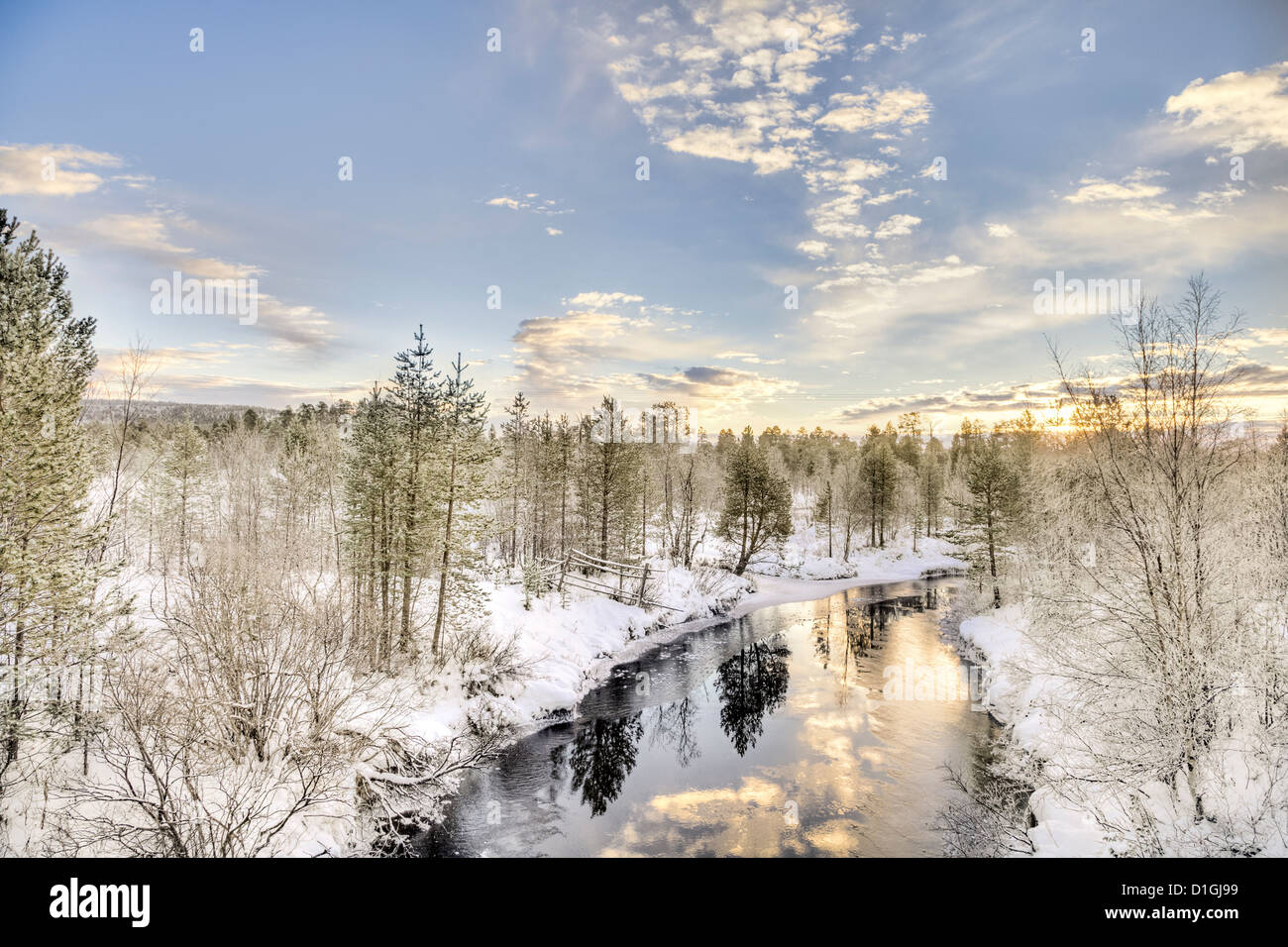 See, fließt in die gefrorene Landschaft in Inari, Lappland, Finnland Stockfoto