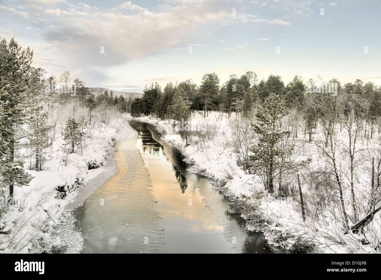 See, fließt in die gefrorene Landschaft in Inari, Lappland, Finnland Stockfoto