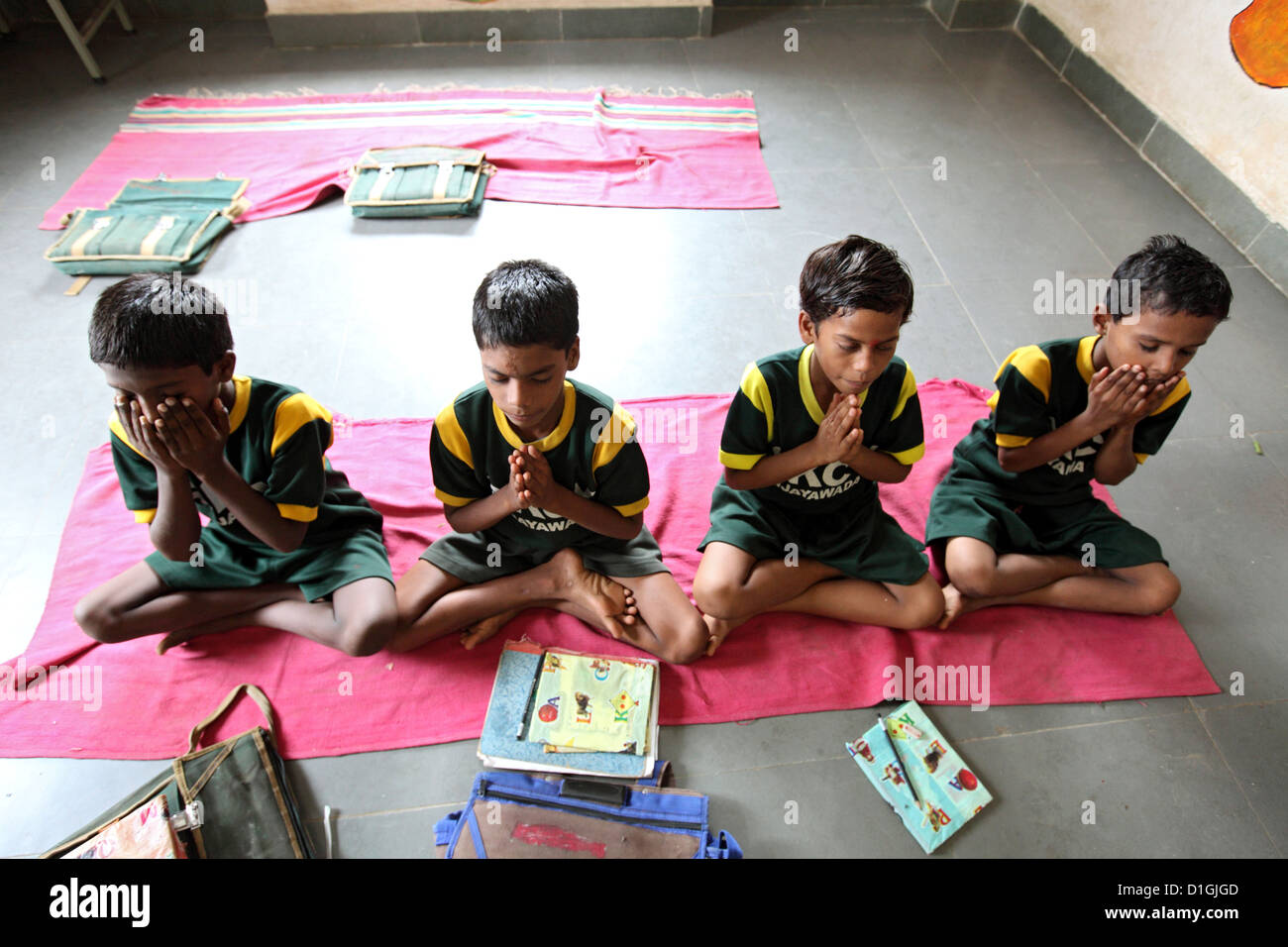 Vijayawada, Indien, meditieren Studenten während des Lehrplans im Kinderdorf SKCV Stockfoto