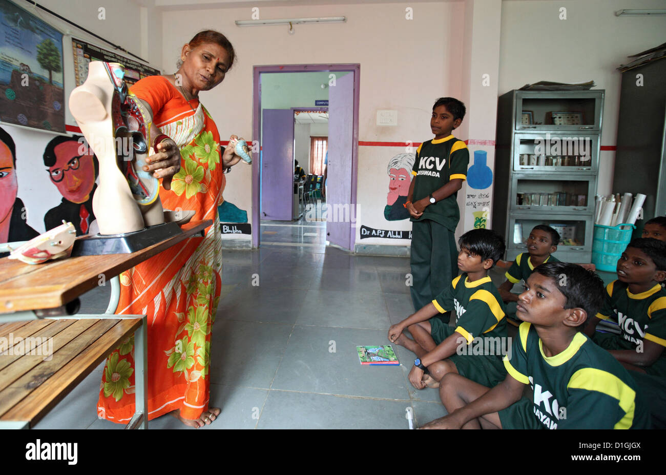 Vijayawada, Indien, Biologie-Unterricht im SKCV Kinderdorf, eine Einrichtung für Straßenkinder Stockfoto