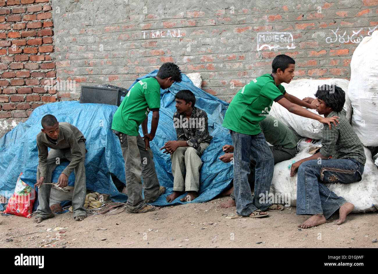 Vijayawada, Indien, Mitglieder des Outreach-Teams mit Straßenkindern Stockfoto