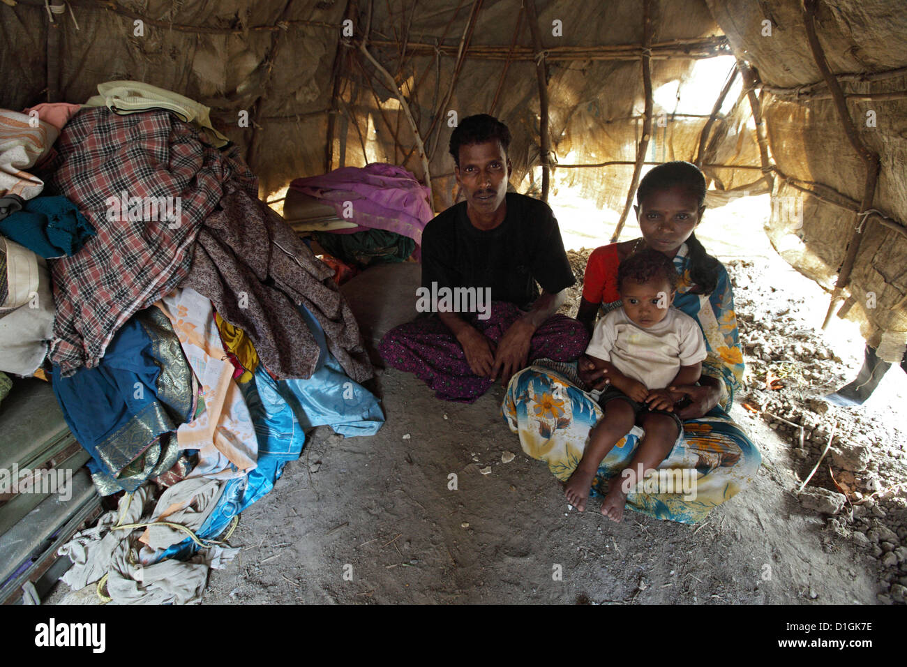 Karumanchi, Indien, eine Yanadi-Familie in ihrer Hütte Stockfoto
