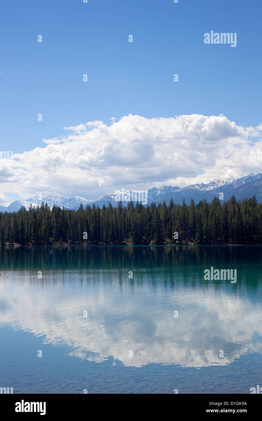Kanadischen See mit einer Spiegelung des Himmels und der Bäume Stockfoto