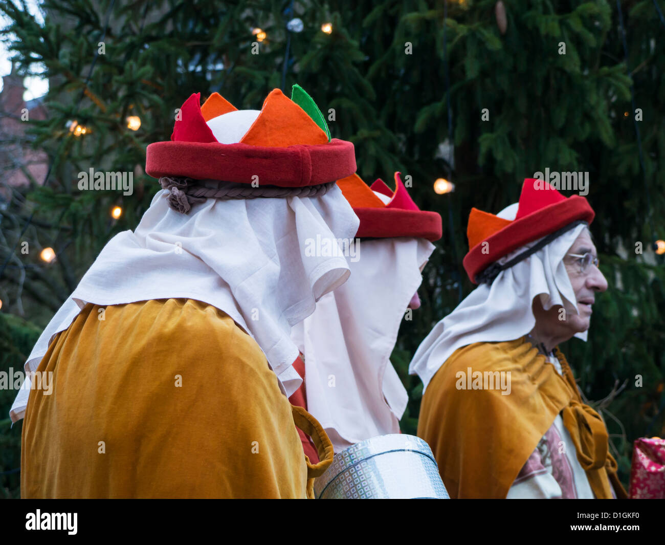 Menschen als drei Könige in Nativity Carol Dienst während der Weihnachtszeit in Bakewell Derbyshire England Stockfoto