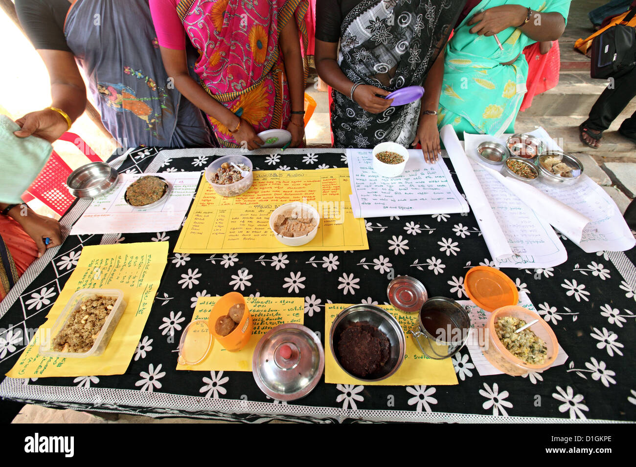 Alikuppam, Indien, Ausschreibung für die richtige Ernährung der Bewohner des Dorfes Stockfoto