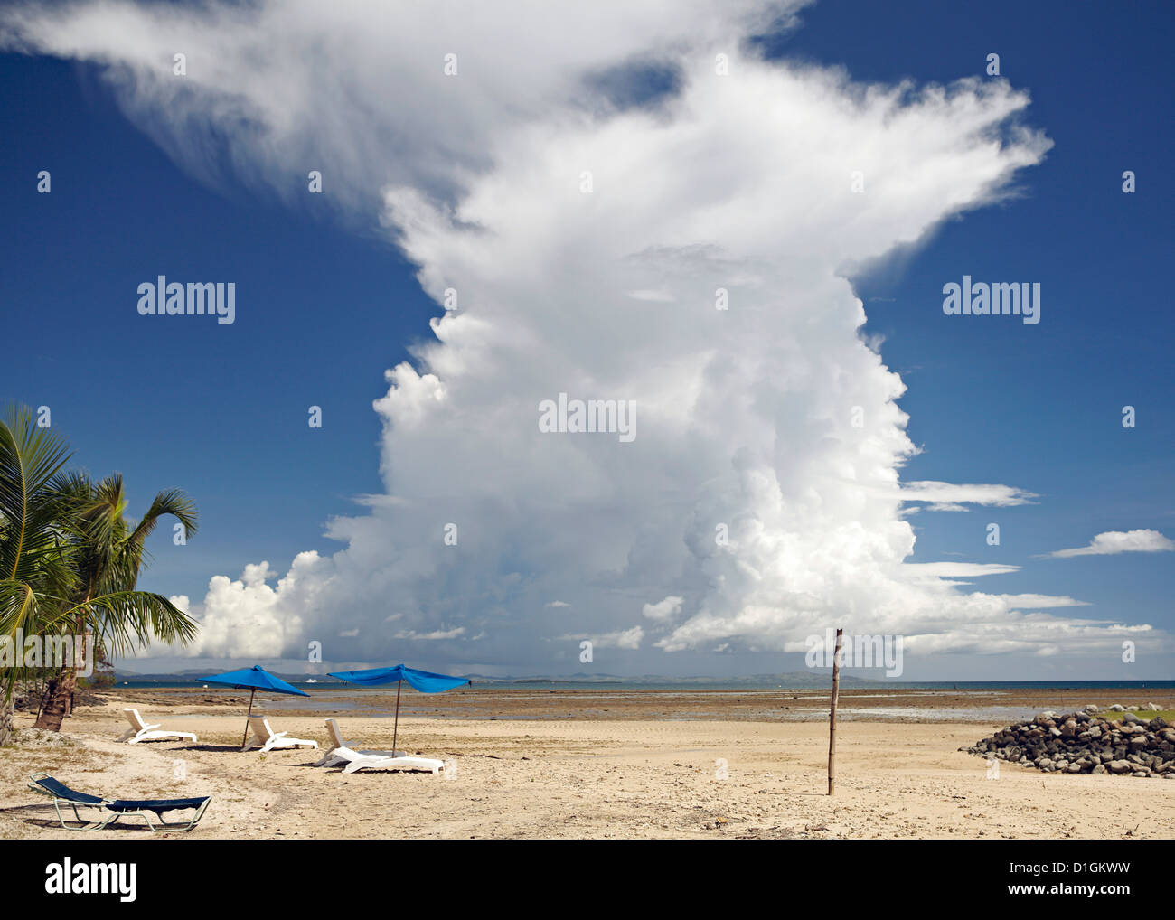 Cumulonimbus Wolke entnommen Nalamu Strand, Vuda Point, Fidschi, Pazifische Inseln, Pazifik Stockfoto