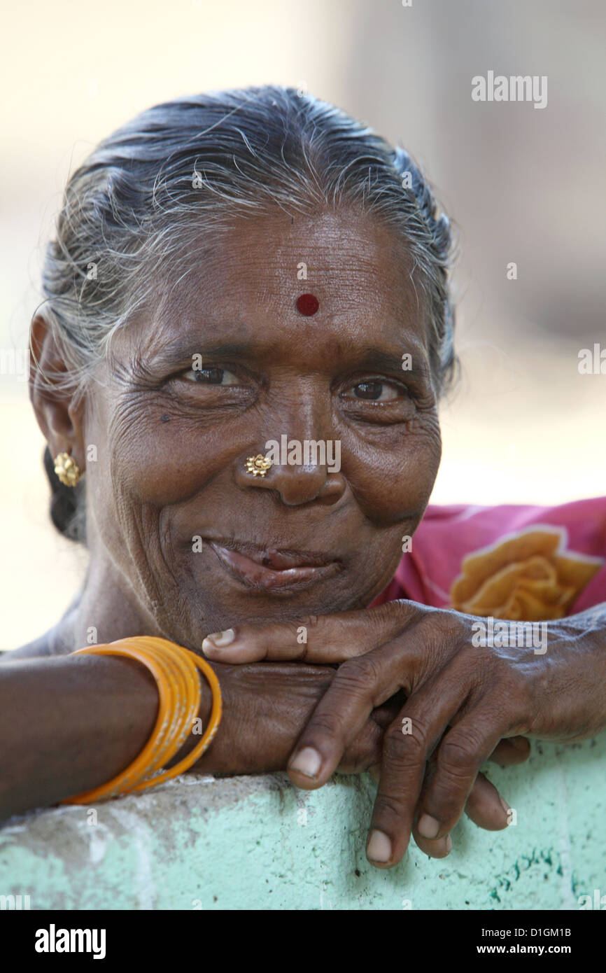 Alikuppam, Indien, das Porträt einer lächelnden ältere Frau Stockfoto