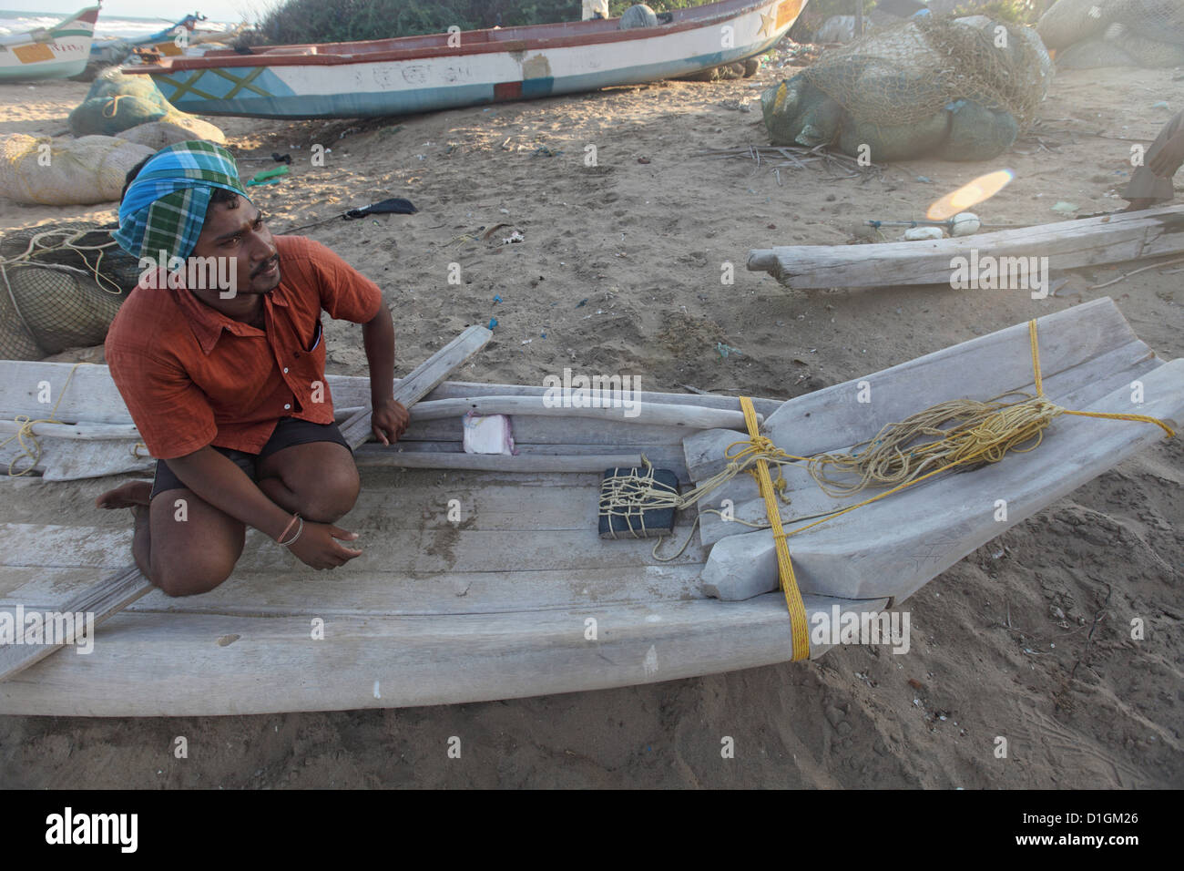 Alikuppam, Indien, ein Fischer in einem sehr einfachen Fischerboot Stockfoto