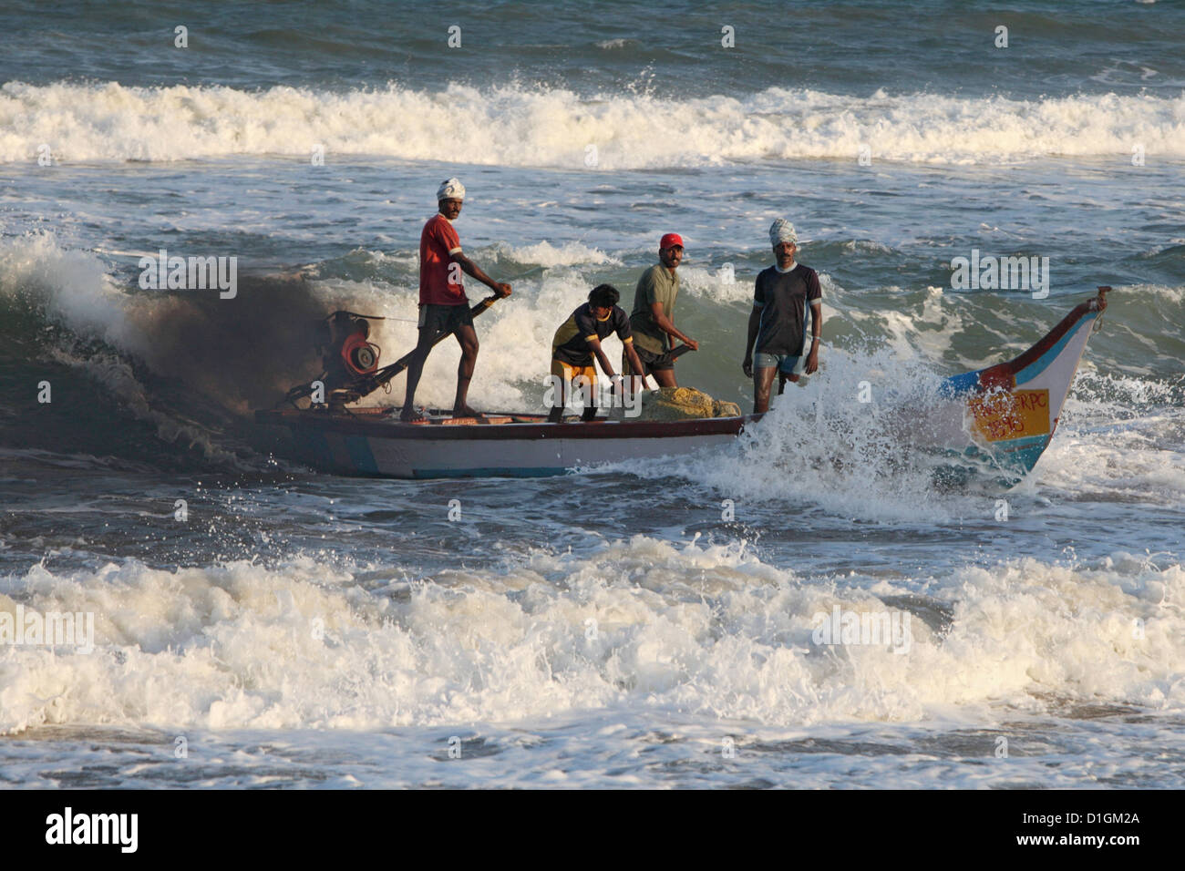 Alikuppam, Indien, ein Fischerboot zurückzukommen Stockfoto Alikuppam, Indien, ein Fischerboot zurückzukommen Stockfoto