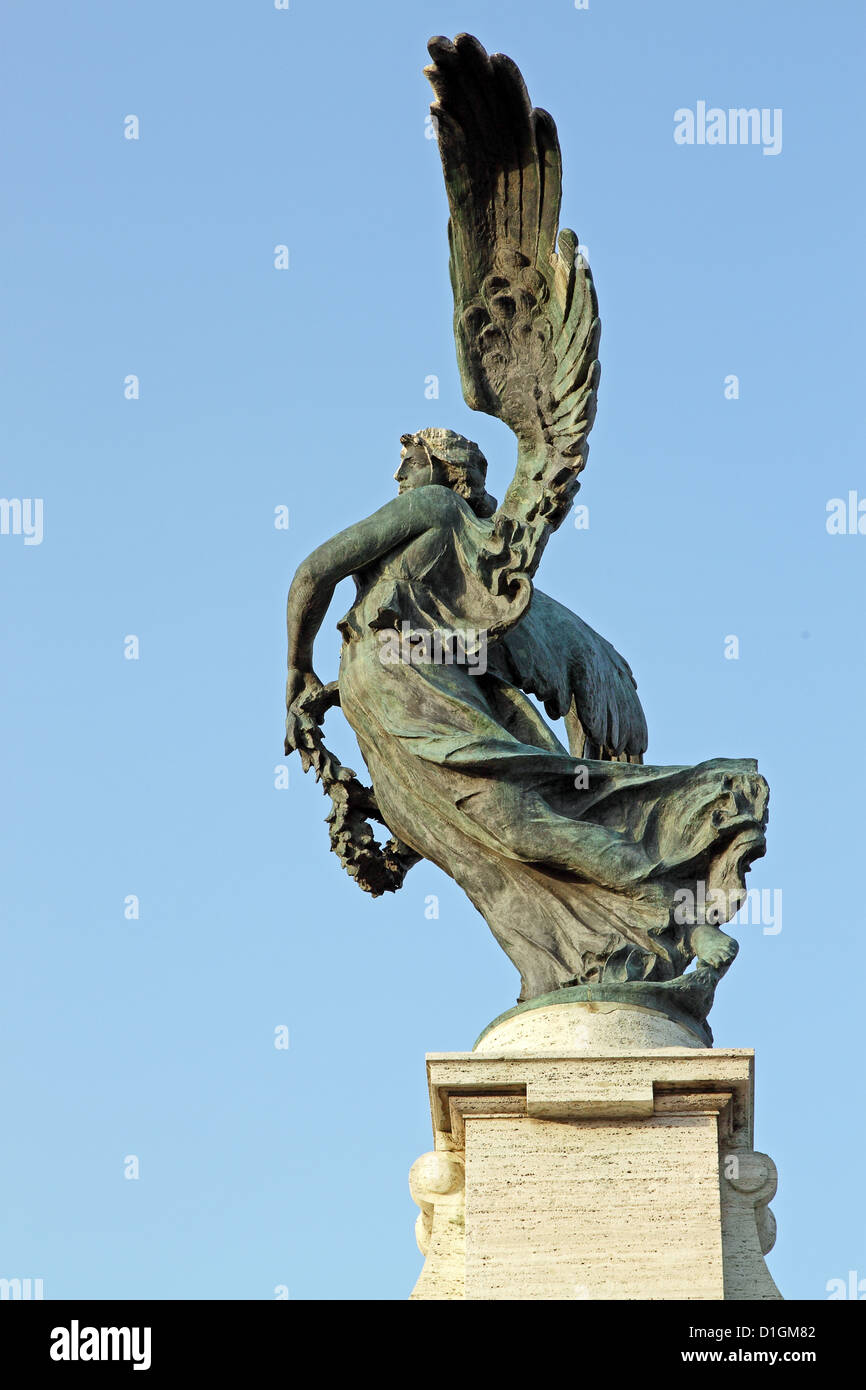 Eine Bronzestatue eines Engels in der Nähe von Saint-Angel-Brücke in Rom Stockfoto