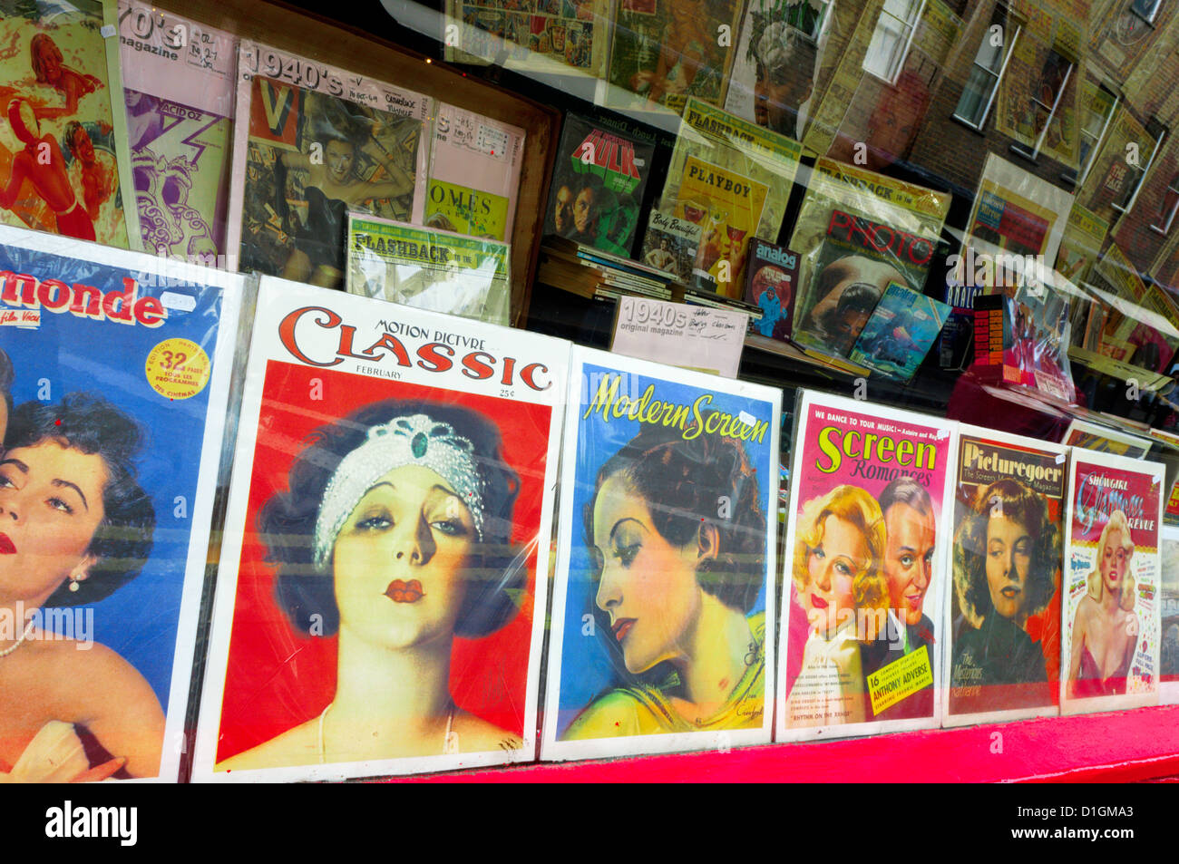 Sammelbare Filmklassiker Zeitschriften in einem Schaufenster in Soho. Stockfoto
