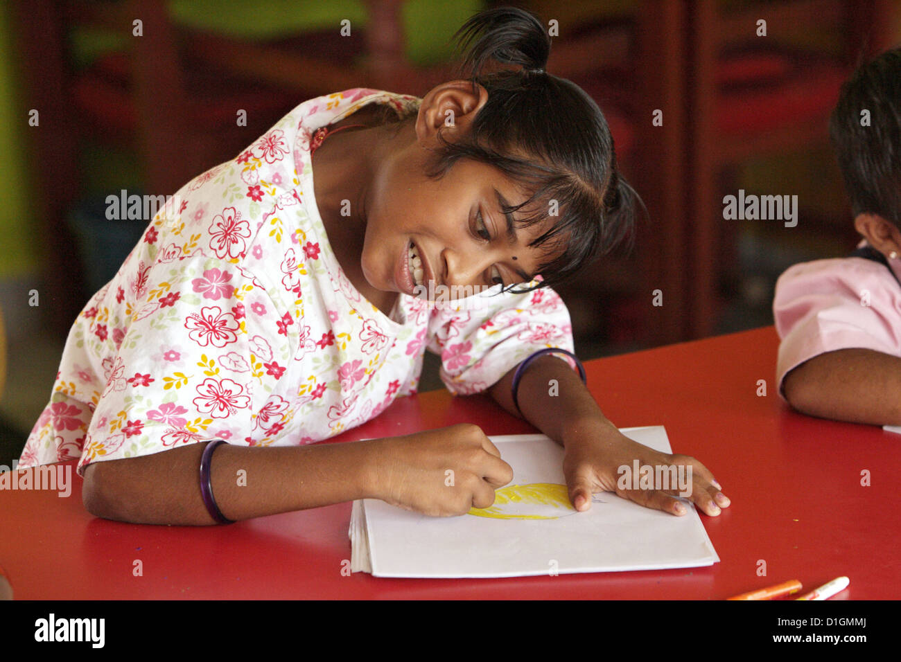 Mettupalayam, Indien, ein geistig behindertes Mädchen beim Malen ein Bild Stockfoto