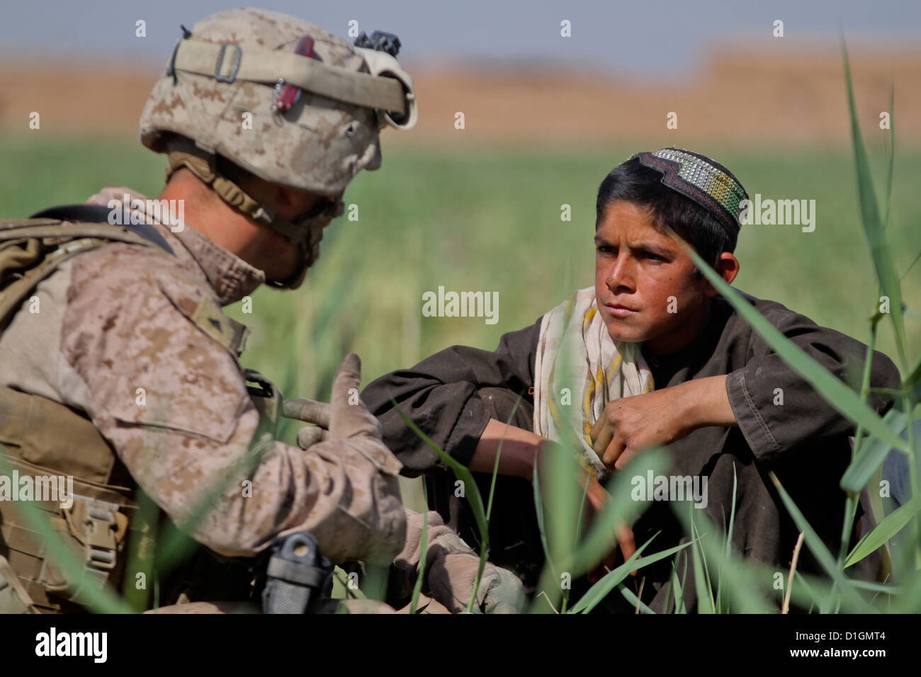 Ein US-Marine spricht mit einem lokalen afghanischen jungen über die Gegend 24. April 2012 in Trek Nawa, Afghanistan. Stockfoto