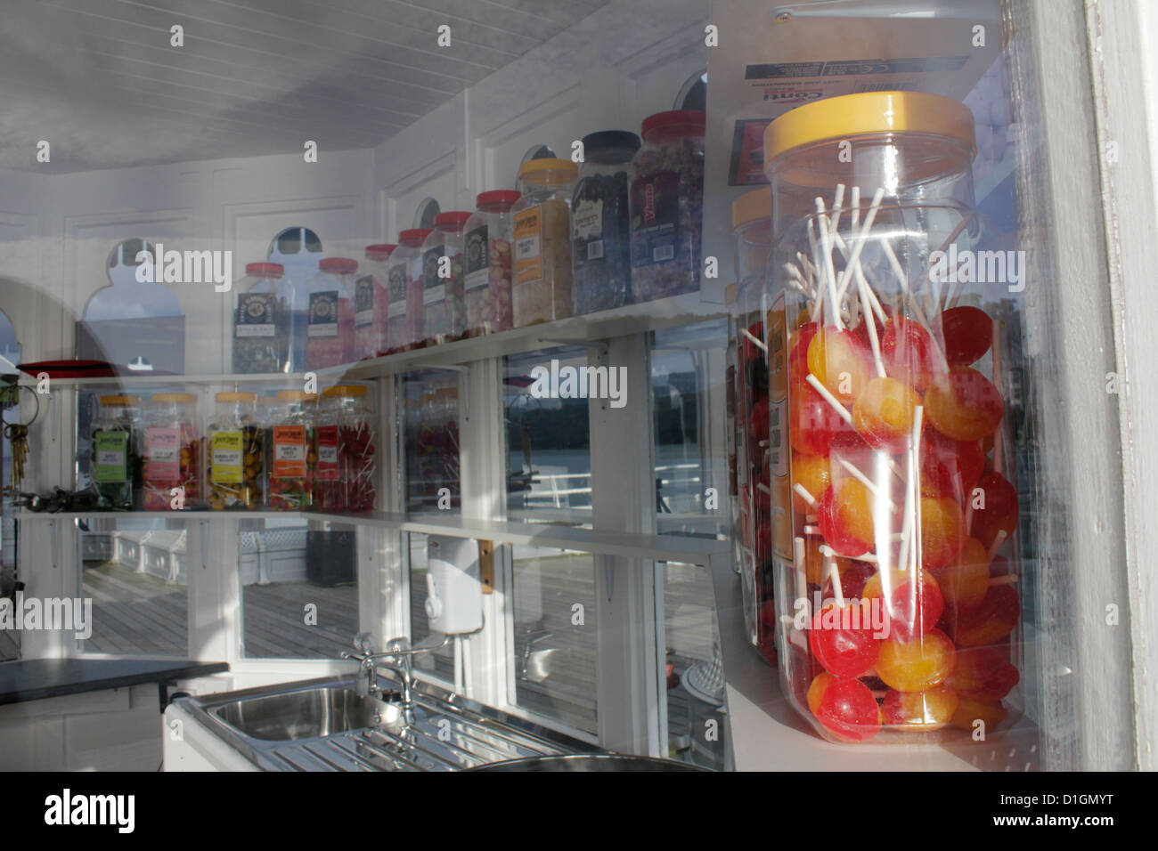Flasche voll von süßen Lutscher im Schaufenster Stockfoto