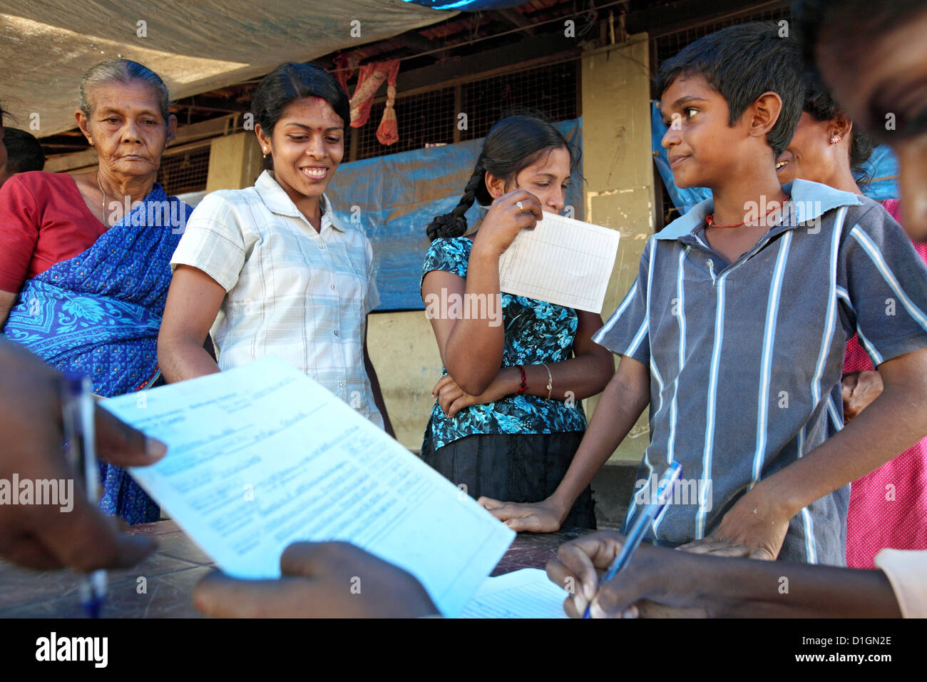 Batticaloa, Sri Lanka, Beihilfe Verteilung an Vertriebene durch die Nächstenliebe Arche nova Stockfoto